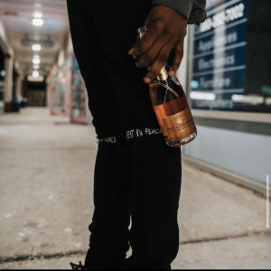 ดาวน์โหลดและฟังเพลง Hellcats (feat. Lae) (Explicit) พร้อมเนื้อเพลงจาก young klean