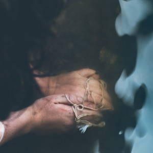 收聽Ivadell的Breaking Light歌詞歌曲