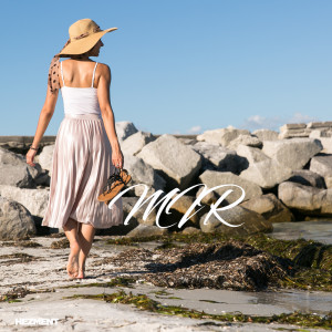 Dengarkan lagu MIR nyanyian Hezment dengan lirik