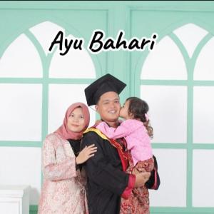 Dengarkan lagu Pinapple Apple nyanyian Ayu Bahari dengan lirik