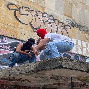 ดาวน์โหลดและฟังเพลง Pendiente A los Miles (feat. Moppe) (Explicit) พร้อมเนื้อเพลงจาก Yeriel