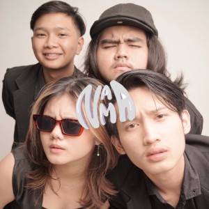 Dengarkan lagu haruskah? nyanyian Nama dengan lirik