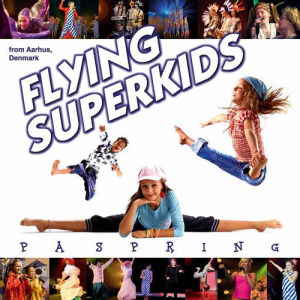 收聽Flying Superkids的Familien歌詞歌曲