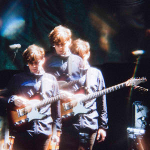 ดาวน์โหลดและฟังเพลง Days Go By (Live at Bronks) พร้อมเนื้อเพลงจาก Sherman