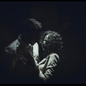 ดาวน์โหลดและฟังเพลง In the Middle พร้อมเนื้อเพลงจาก Beckie Johnz