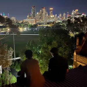 收聽Dubai的9PM IN MELBOURNE (Explicit)歌詞歌曲