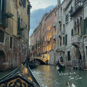 ดาวน์โหลดและฟังเพลง Venezia พร้อมเนื้อเพลงจาก Jake Scott