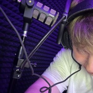 收聽WELLNEWQ的Поменял (Explicit)歌詞歌曲