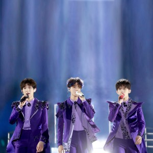 Dengarkan lagu 剩下的盛夏 (Live) nyanyian TFBOYS dengan lirik