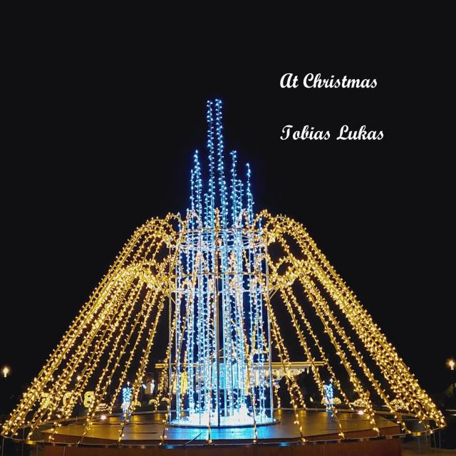 ดาวน์โหลดและฟังเพลง At Christmas พร้อมเนื้อเพลงจาก Tobias Lukas