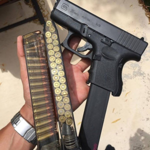 收聽Mc Guga的Eu To de Glock歌詞歌曲