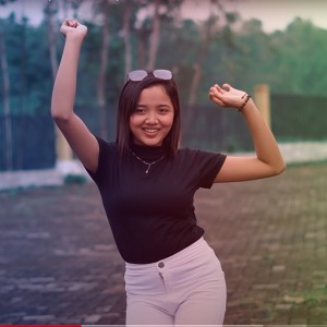 收听Rie Aliasas的Cobain Jatah Mantan Nya Cin歌词歌曲