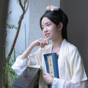 Listen to 盛夏的时光 (伴奏) song with lyrics from 肖涵悦