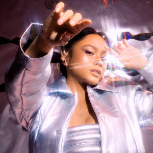收聽Ylona Garcia的Entertain Me歌詞歌曲