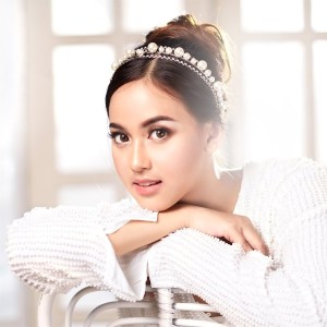 Listen to Hanya Satu Persinggahan song with lyrics from Syiffa Syahla