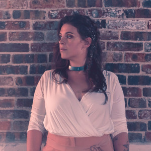 Dengarkan Fat Bottomed Girls lagu dari Ana Ka dengan lirik