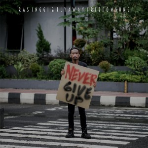 Dengarkan Never Give Up lagu dari Ras Inggi dengan lirik