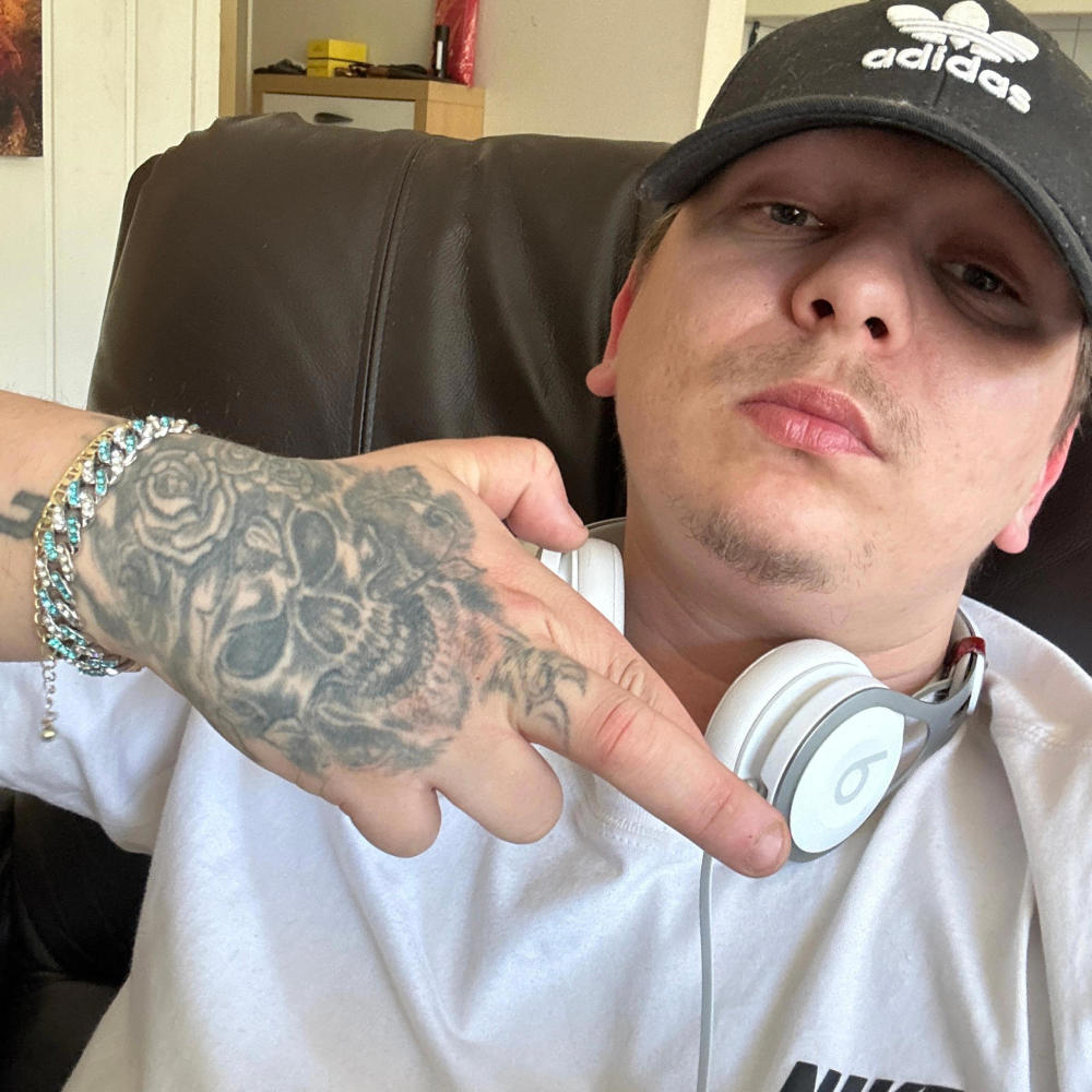 Let U Know Me Freestyle (feat. Vinny Idol) (Explicit)