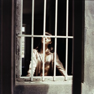 ดาวน์โหลดและฟังเพลง Triste พร้อมเนื้อเพลงจาก Ayelle