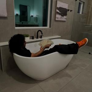 收聽Batsuu的KC3 (Explicit)歌詞歌曲