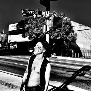 ดาวน์โหลดและฟังเพลง Hollywood พร้อมเนื้อเพลงจาก Ale Alejandro