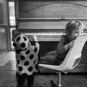 Dengarkan Tiny Days lagu dari Mel Parsons dengan lirik