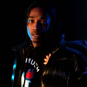 ดาวน์โหลดและฟังเพลง Put On (Explicit) พร้อมเนื้อเพลงจาก Von Chini