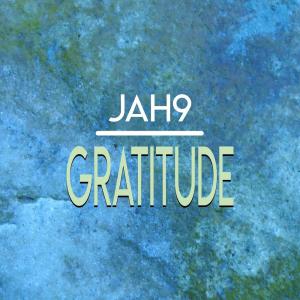 Dengarkan lagu Gratitude nyanyian Jah 9 dengan lirik