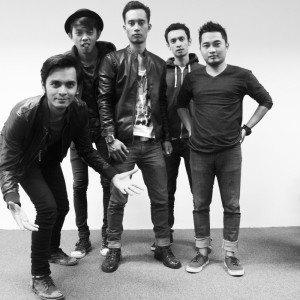 Listen to Dinding Di Kamar song with lyrics from Alexandria Band