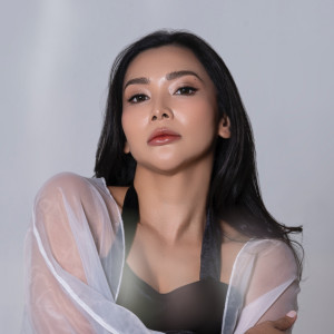 Dengarkan Menyesal Mengenalmu lagu dari Dita Meichan dengan lirik