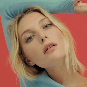 Dengarkan lagu Petite blonde nyanyian Janie dengan lirik