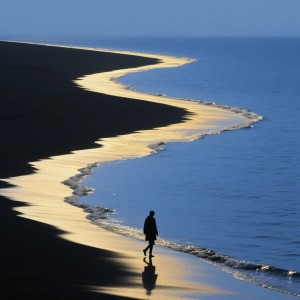 收听曹一阳的泪海（你怎么舍得让我的泪流向海）歌词歌曲