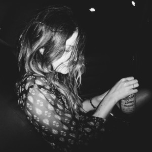 ดาวน์โหลดและฟังเพลง Alone พร้อมเนื้อเพลงจาก Siena Stone