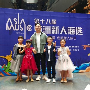 Listen to 四分之三 童声版 (完整版) song with lyrics from 闻韬