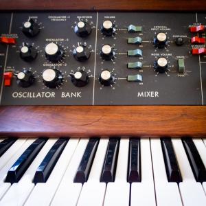 Dengarkan lagu La Maison Electronique nyanyian Sunlightsquare dengan lirik