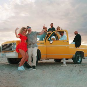 Listen to Pe Pielea Ta song with lyrics from Alb Negru
