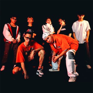 Listen to Anh Thanh Niên song with lyrics from Hoàng Anh