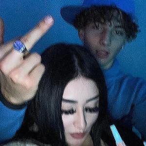 收聽Pesoboy Amiel的Zuzu y Pe$oboy (feat. Azulhema)歌詞歌曲