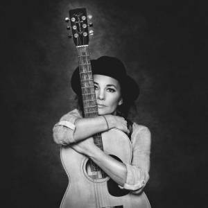 ดาวน์โหลดและฟังเพลง Travelling พร้อมเนื้อเพลงจาก Sophie Zelmani