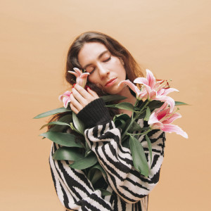 收聽Abby Diamond的Nice and Slow歌詞歌曲