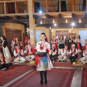 ดาวน์โหลดและฟังเพลง Lulija Jone (feat. Arjana Gashi) พร้อมเนื้อเพลงจาก Polifonia