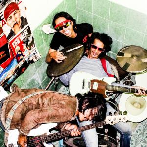 Dengarkan lagu Useless nyanyian Redam dengan lirik