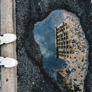 Dengarkan lagu Challenge nyanyian David DeRose dengan lirik