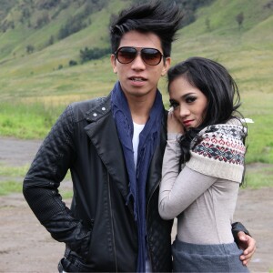 Listen to Saling Percaya song with lyrics from Candy Fiequria