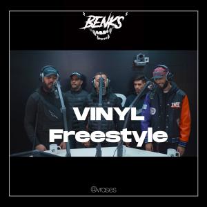 Dengarkan lagu Freestye VINYL (feat. Ta9chira, 4LFA & BROTHERHOOD) (Explicit) nyanyian Vrases dengan lirik