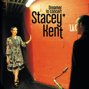 Dengarkan lagu Ces petits riens (Live) nyanyian Stacey Kent dengan lirik