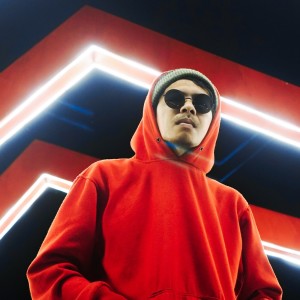 Dengarkan lagu Tersenyumlah (Hip Hop Kupang) nyanyian JHOLAND MC dengan lirik