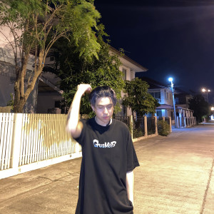 Dengarkan กลัวเธอไม่อิน lagu dari MIXSJAY dengan lirik