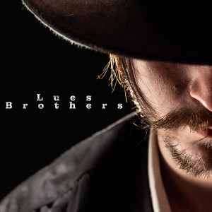 Dengarkan Bezbek (Explicit) lagu dari Lues Brothers dengan lirik