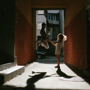 ดาวน์โหลดและฟังเพลง Lost in the Streets พร้อมเนื้อเพลงจาก Menor